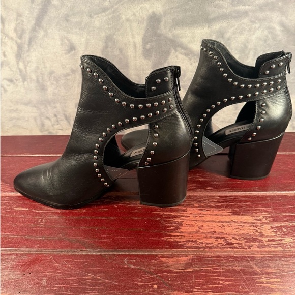 Steve Madden Black Leather Studded Heeled Booties Size 10 - Picture 3 of 8